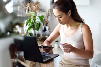 Is It Better To Pay off Your Credit Card Or Keep A Balance?