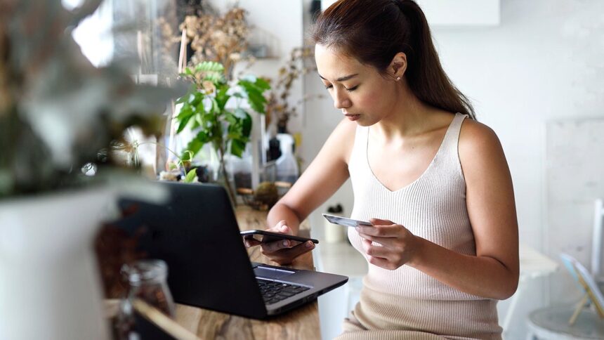 Is It Better To Pay off Your Credit Card Or Keep A Balance?