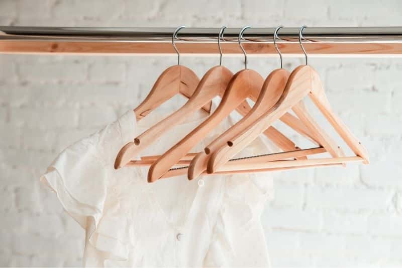 26 minimalist clothing brands your budget will love