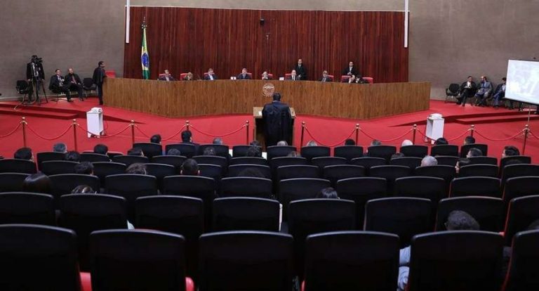 Ministro do TSE pede vista e adia decisão sobre cassação de Cláudio Castro