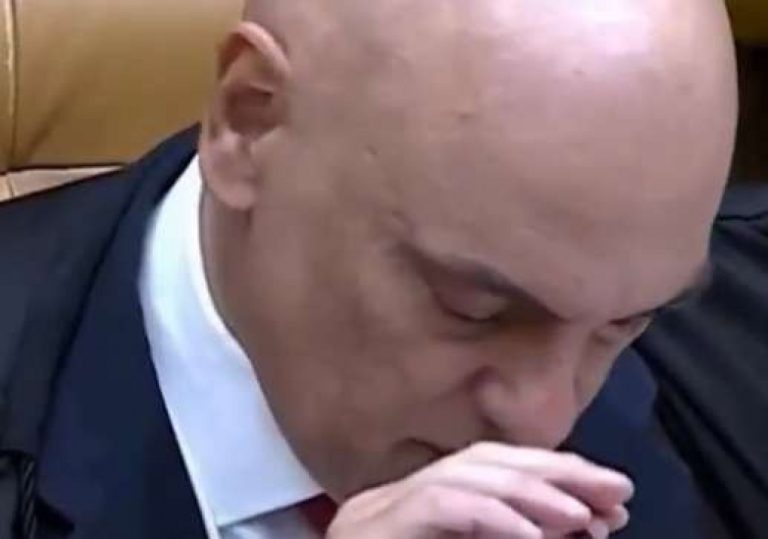 Moraes sente a pressão e inesperadamente recua