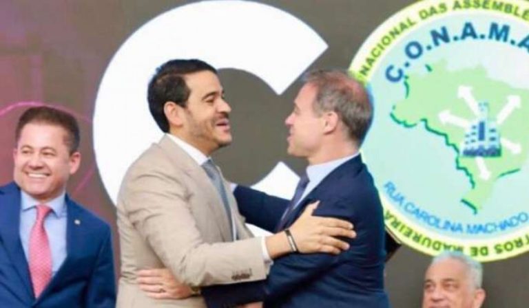 Mendonça encontra pessoalmente Messias e abraça o indicado por Lula ao STF