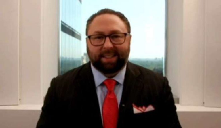 Conselheiro de Trump abre o verbo contra Moraes após prisão de Bolsonaro