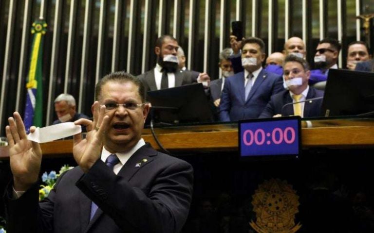 Oposição faz pressão máxima para votar anistia e quer projeto na pauta amanhã