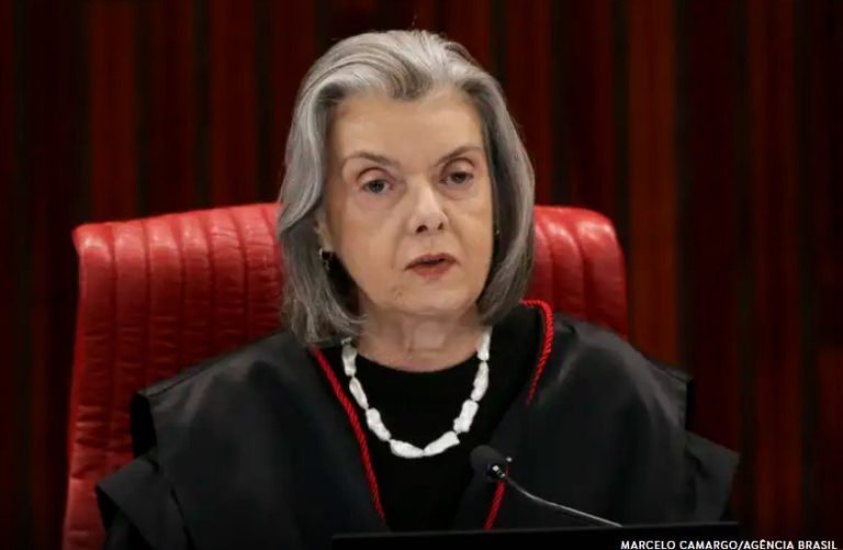 Cármen Lúcia zomba da inteligência do povo e diz que estaria presa “se tivesse dado golpe”.