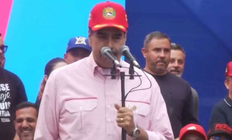 Maduro reforça segurança pessoal, busca apoio em Cuba, mas esforço parece inútil