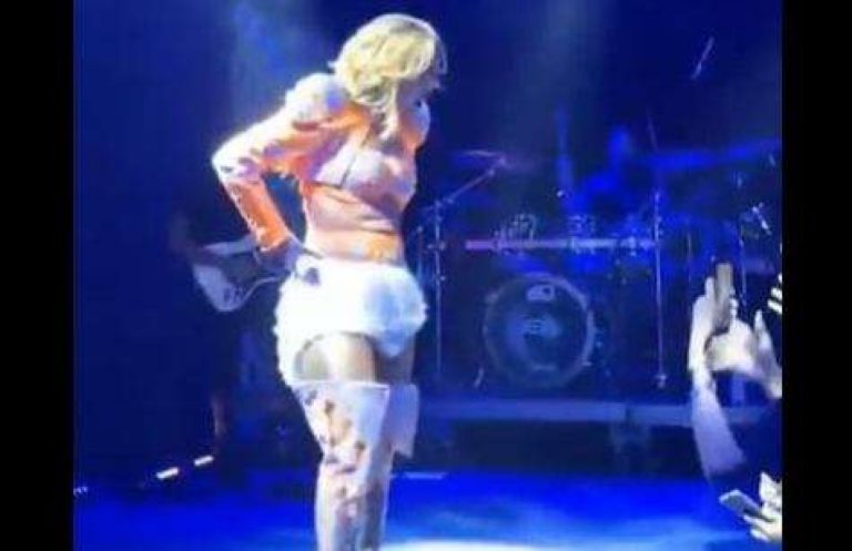 Em pleno show cantora famosa é assediada por fã, que toca em parte íntima (veja o vídeo)