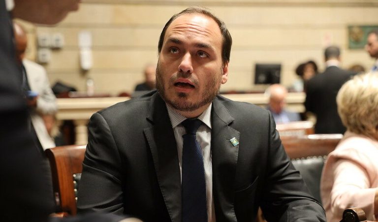 Filho de Bolsonaro renuncia ao cargo