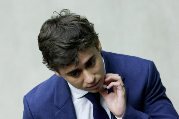 Nikolas Ferreira reage a convite de Flávio Bolsonaro para ministério