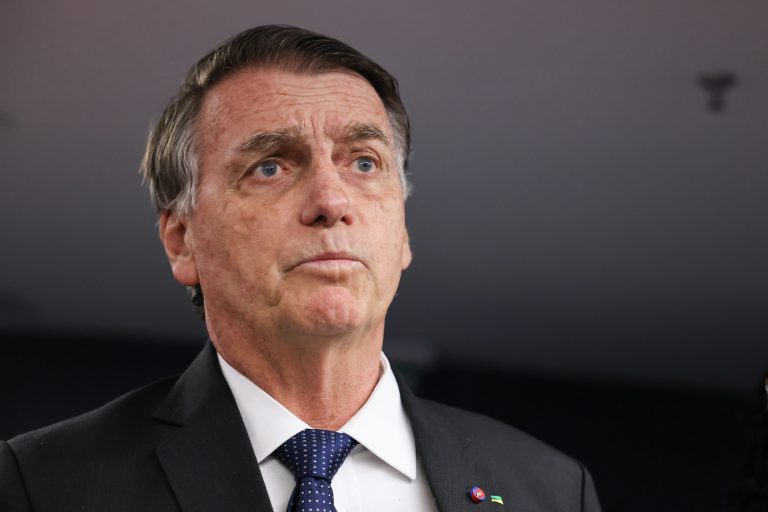 ESCÂNDALO: Perseguição Absurda Tenta Calar Bolsonaro, Mas o Gigante Resiste na Papudinha!